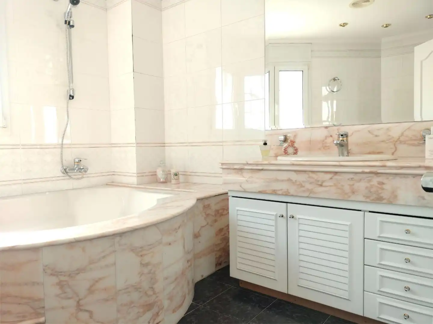 Houses for sale in Rierany Dels Frares, 23, Calella Bathroom of Houses for sale in Calella with Terrace and Balcony