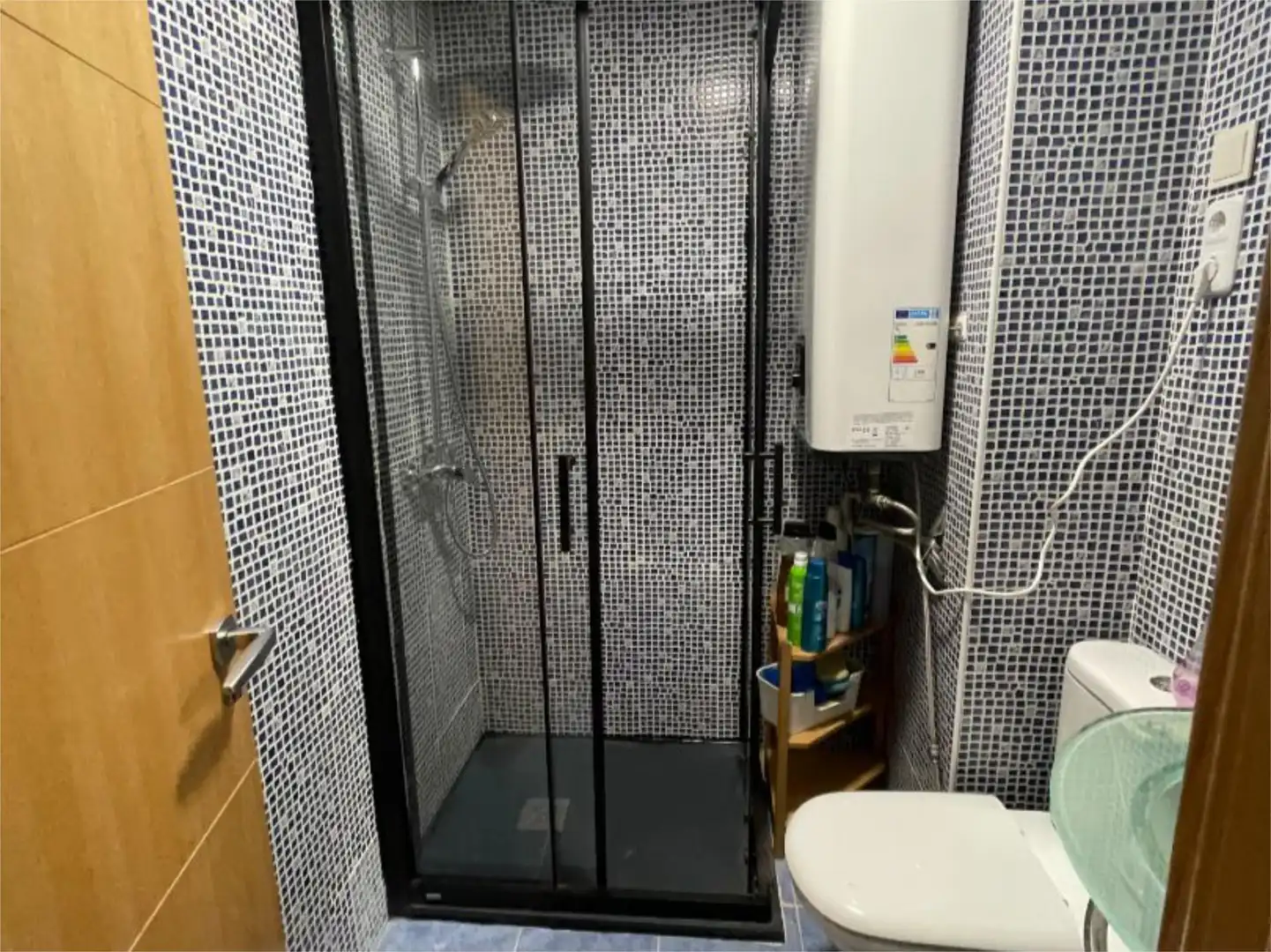 Bathroom of Flat for share in Madrid  with Air Conditioner, Heating and Parquet flooring