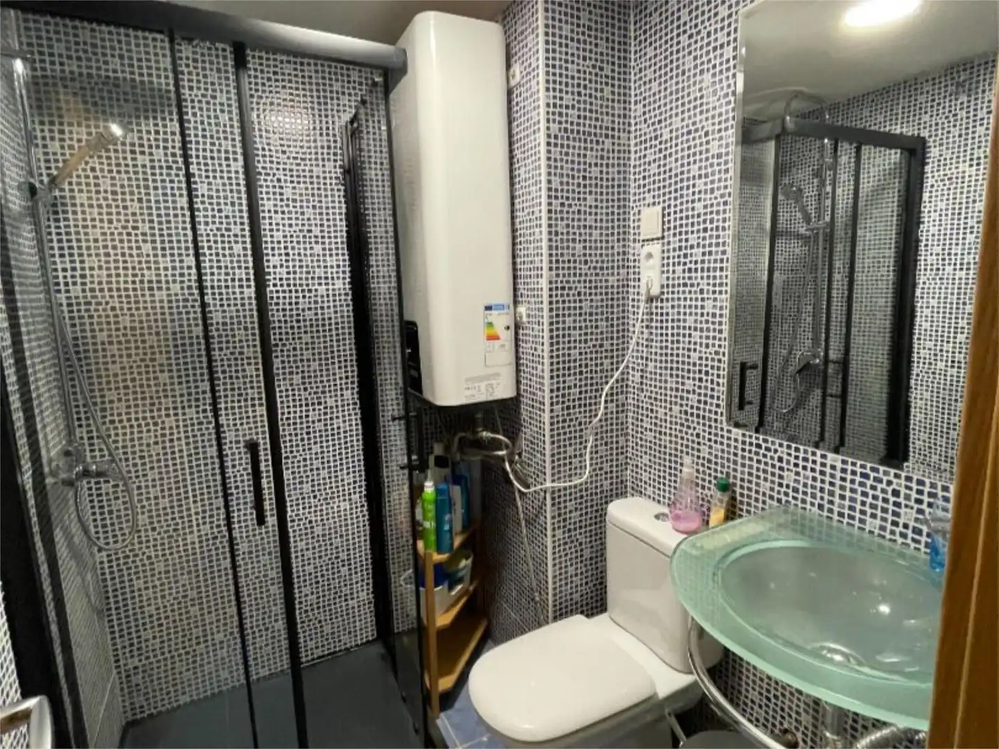Bathroom of Flat for share in Madrid  with Air Conditioner, Heating and Parquet flooring