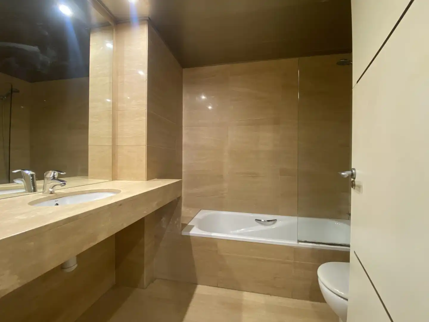 Flat for sale in Via Europa, 63, Via Europa - Parc Central Bathroom of Flat for sale in Mataró with Air Conditioner, Heating and Swimming Pool