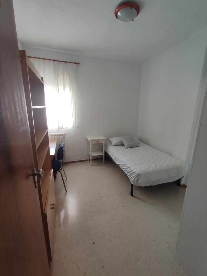 Room in Calle Sol, 22, Camino de Ronda Bedroom of Flat for share in Granada Capital with Air Conditioner, Heating and Terrace