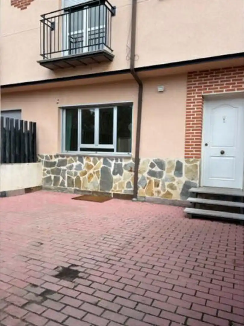 Vista exterior de Casa adosada en venta en Arévalo con Calefacción, Jardín privado y Terraza