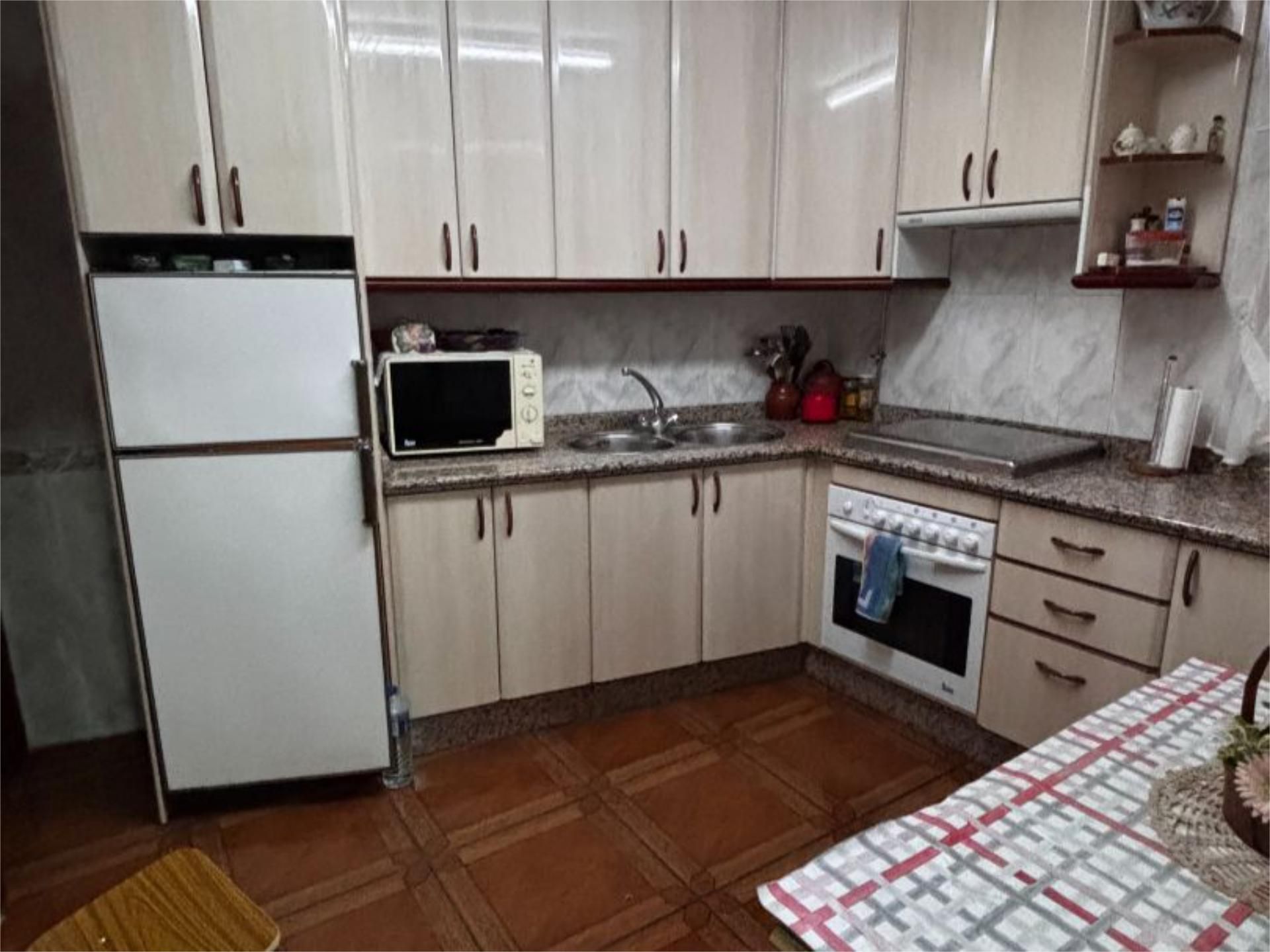 Cocina de Piso en venta en Montehermoso con Terraza, Trastero y Amueblado