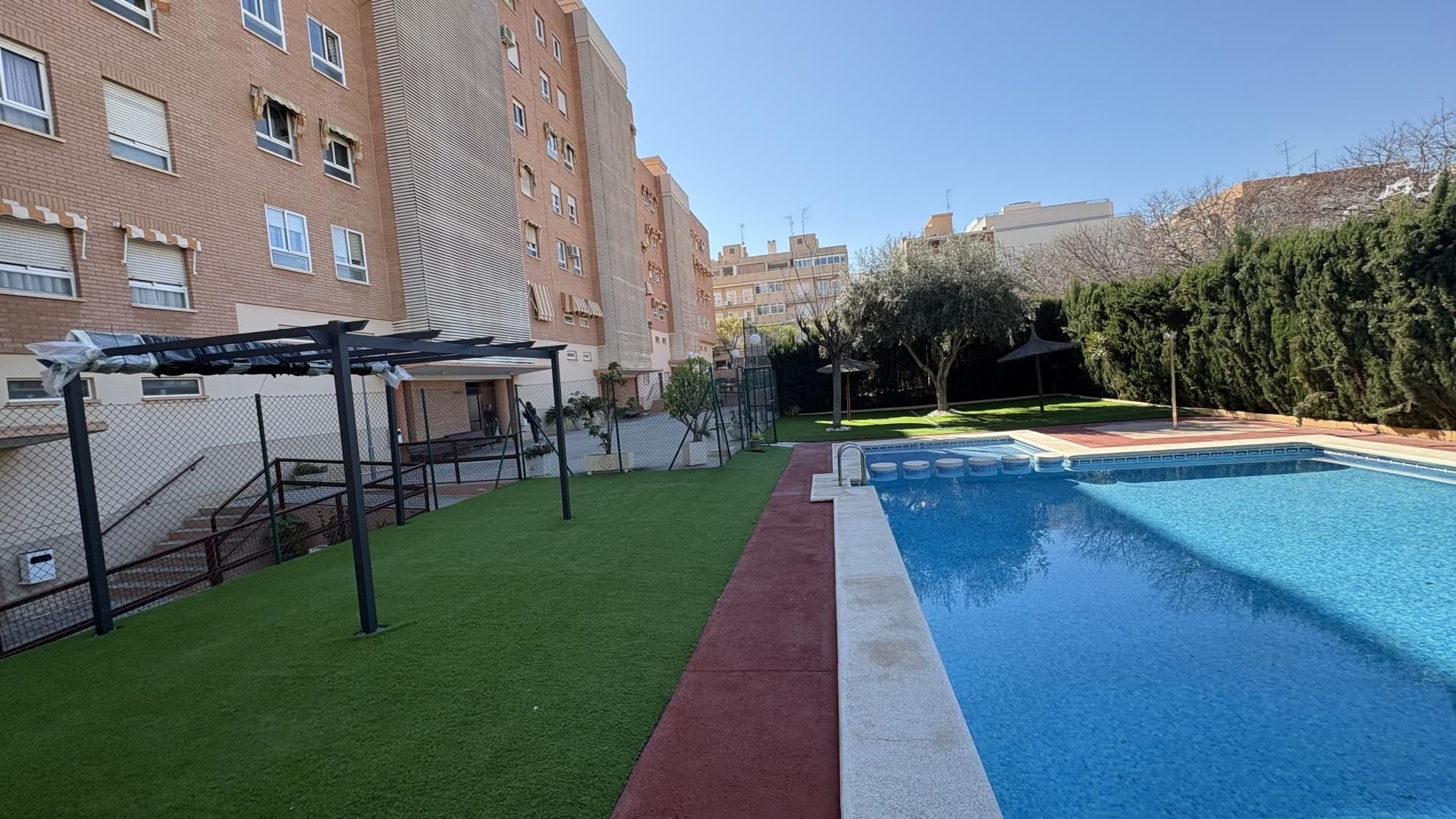 Piscina de Pis en venda en Alicante / Alacant amb Aire condicionat, Jardí privat i Parquet