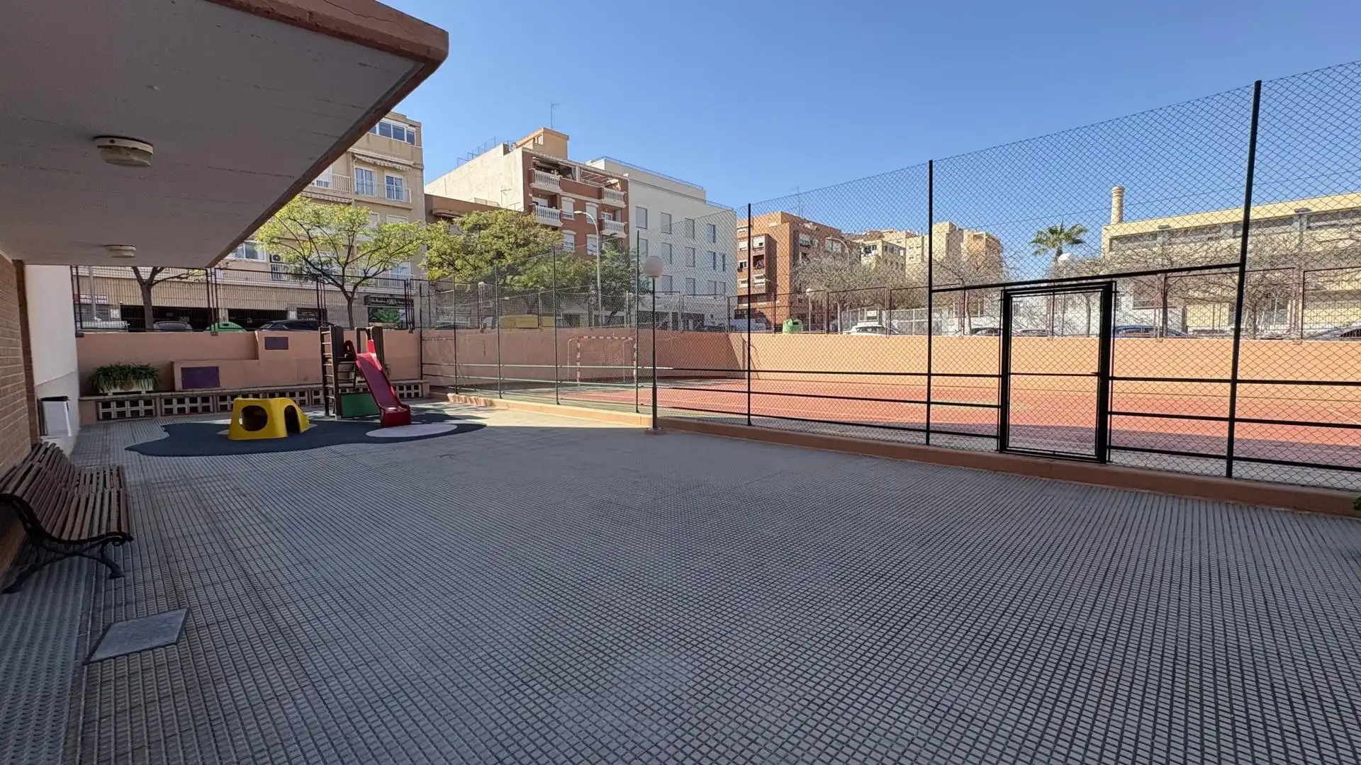 Pis en venda a Carrer Olof Palme, 12, Altozano - Conde Lumiares Terrassa de Pis en venda en Alicante / Alacant amb Aire condicionat, Jardí privat i Parquet