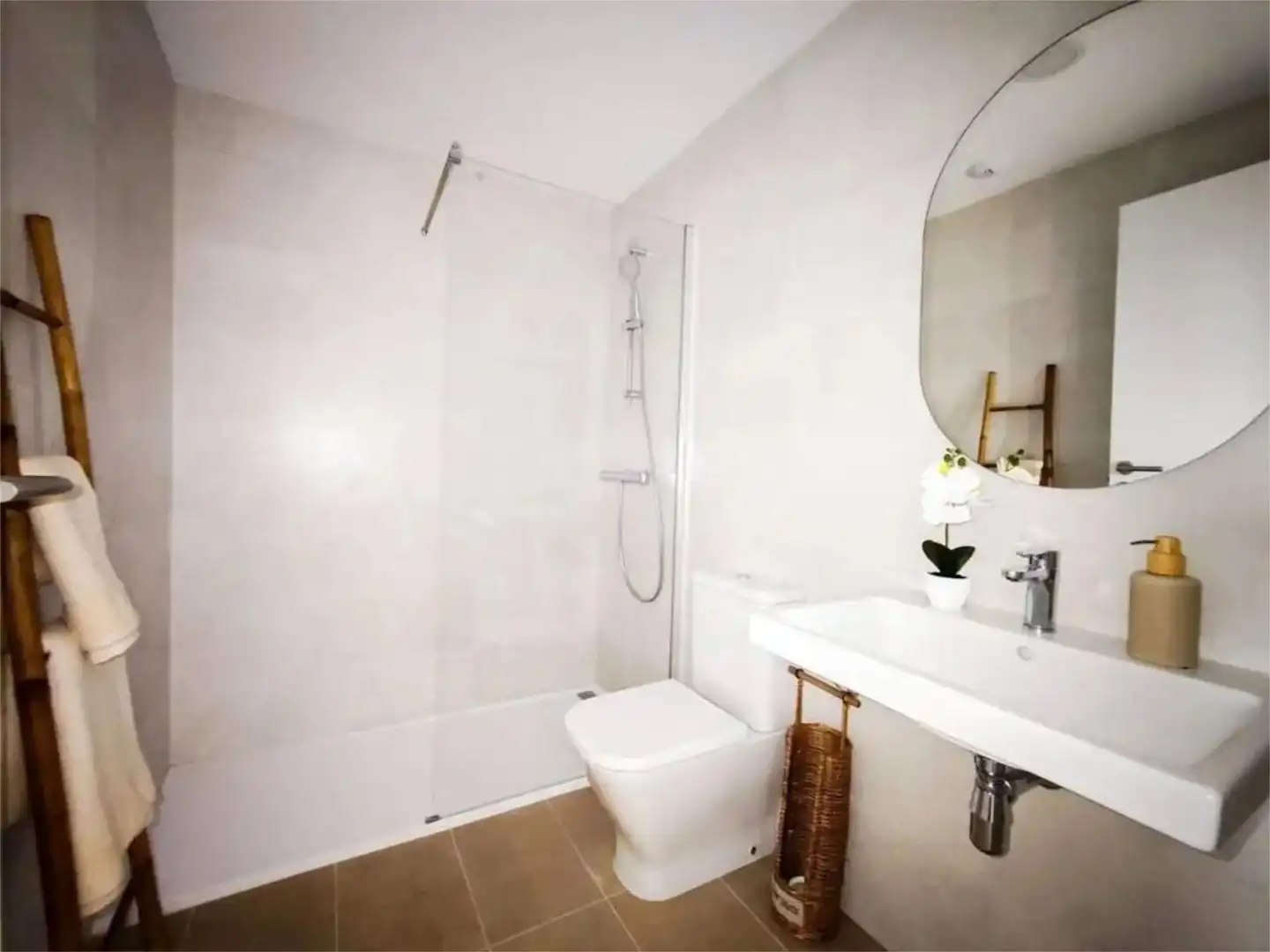Room in Avenida Pintor Xavier Soler, 12, Garbinet - Parque de las Avenidas Bathroom of Apartments for share in Alicante / Alacant with Air Conditioner, Parquet flooring and Terrace