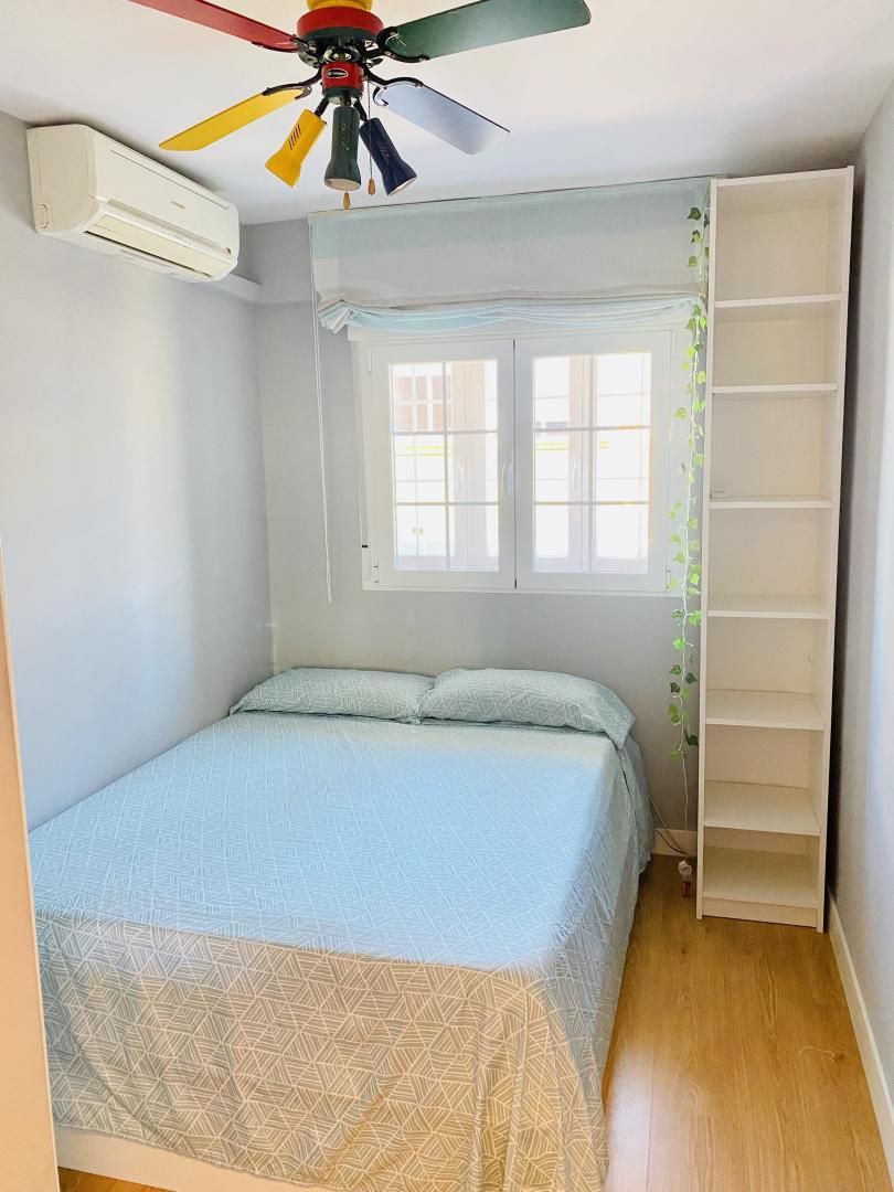 Bedroom of Flat for share in  Madrid Capital  with Air Conditioner, Heating and Furnished