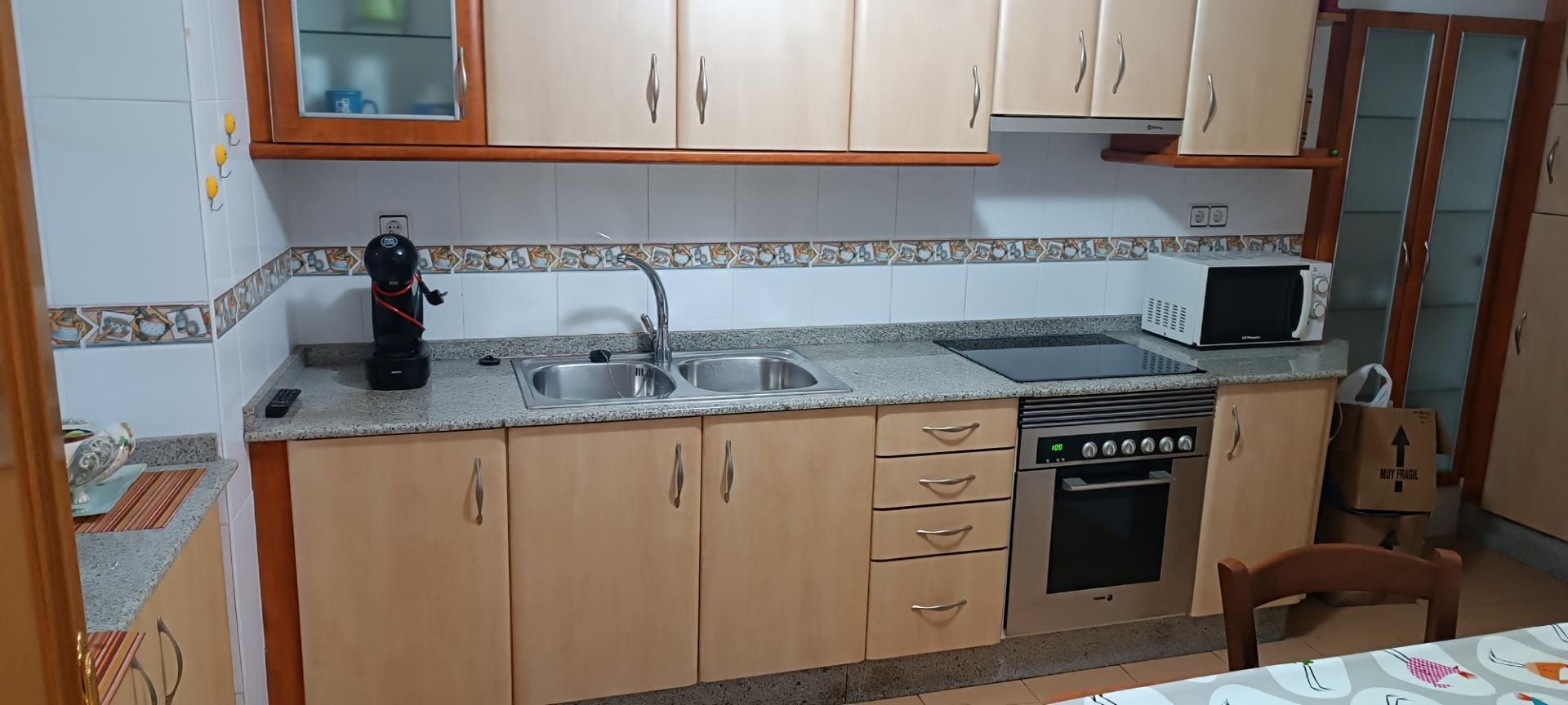 Cuina de Casa adosada en venda en San Cibrao das Viñas amb Terrassa i Balcó