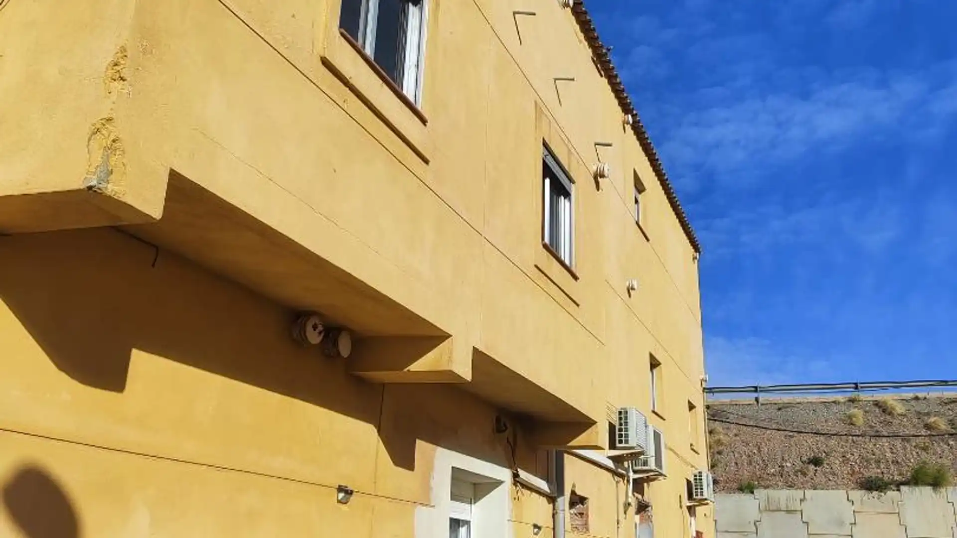 Vista exterior de Casa adosada en venda en Sagunto / Sagunt amb Aire condicionat