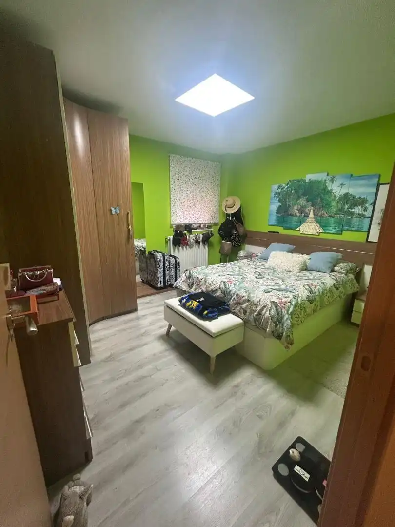 Pis en venda a Avenida de Los Huetos, 30, Sansomendi Dormitori de Pis en venda en Vitoria - Gasteiz amb Calefacció, Traster i Moblat