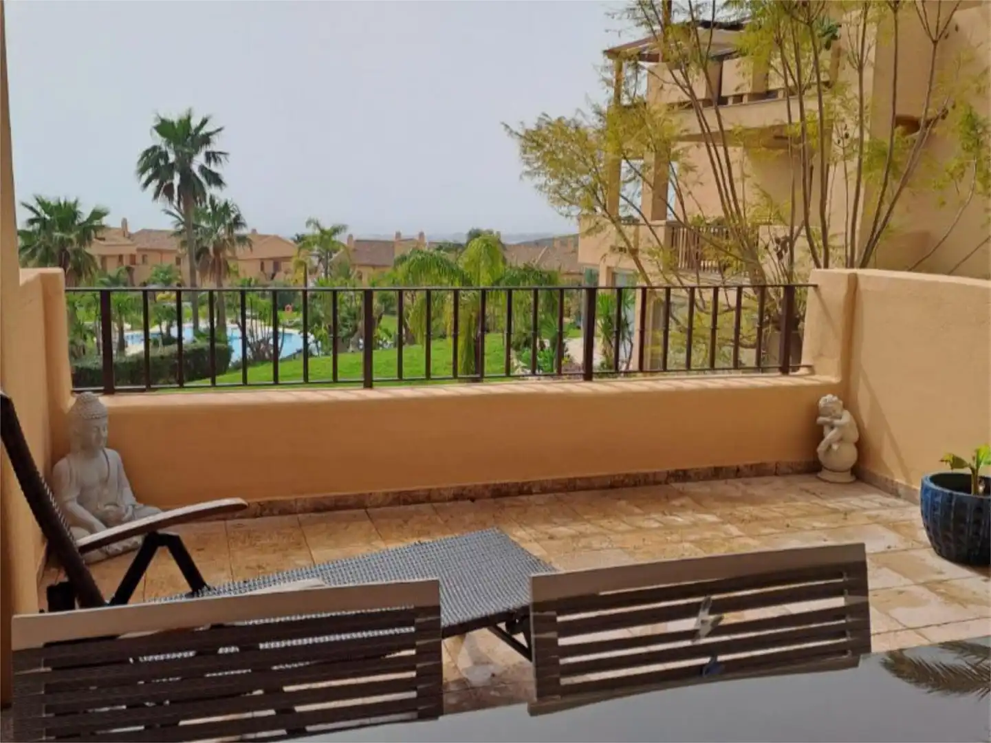 Terrasse von Wohnung zum Verkauf in Benahavís mit Klimaanlage, Terrasse und Schwimmbad