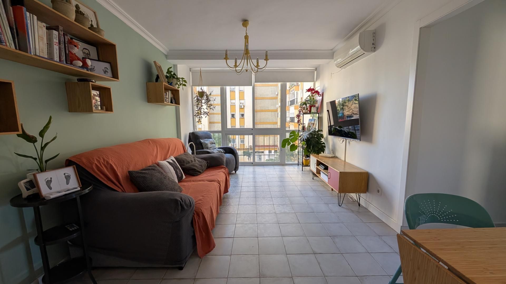 Sala d'estar de Pis de lloguer en  Sevilla Capital amb Aire condicionat, Calefacció i Traster