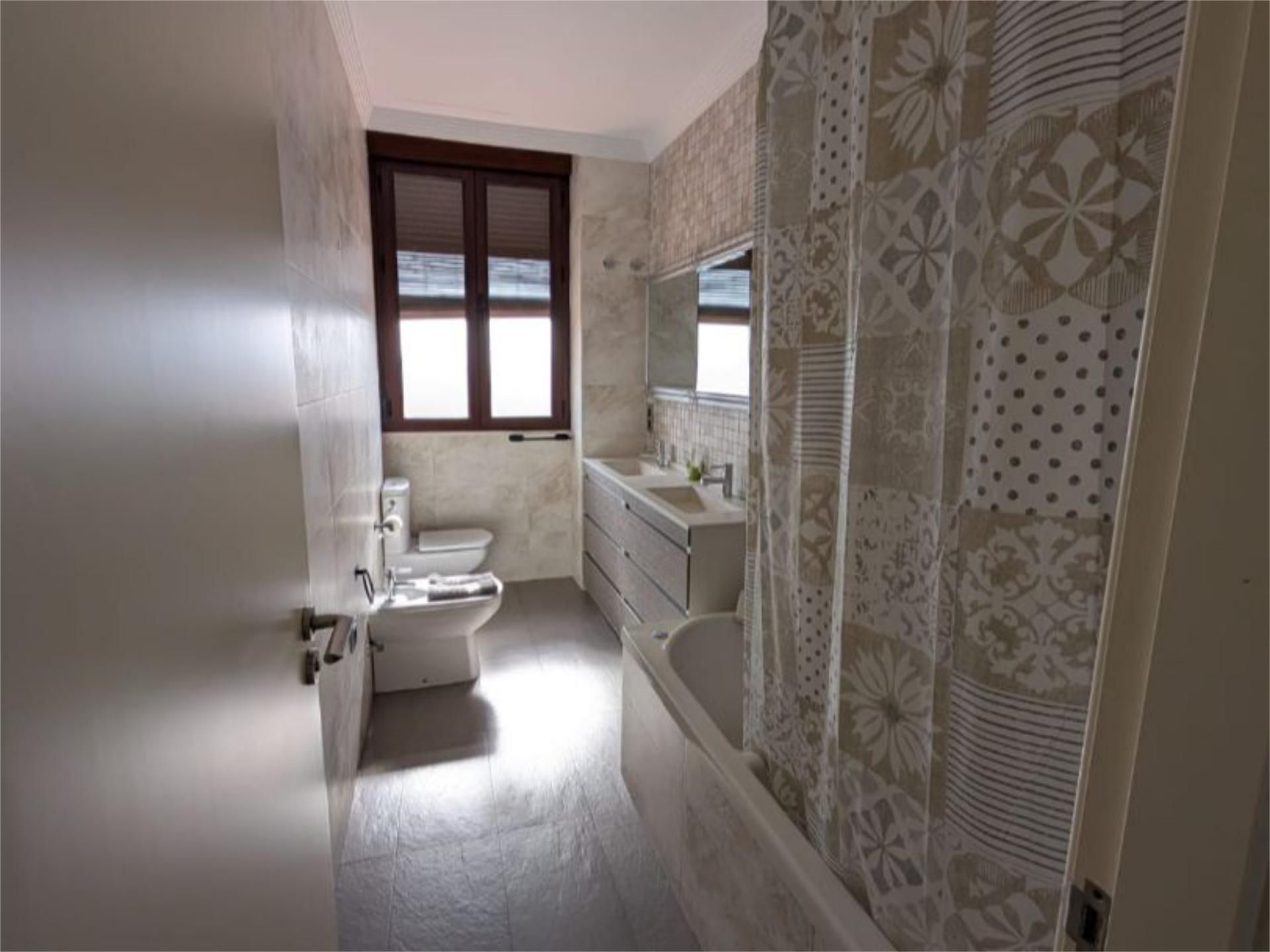 Bathroom of Flat for rent in Montilla  with Air Conditioner, Heating and Furnished