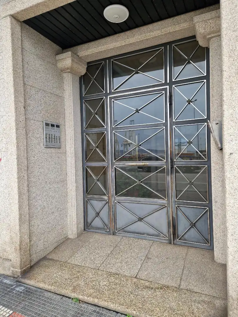 Vista exterior de Pis en venda en Vigo  amb Calefacció, Traster i Moblat