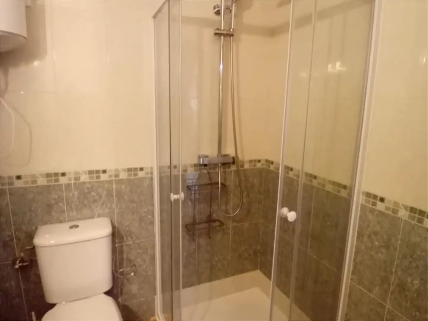 Baño de Apartamento de alquiler en Cáceres con Aire acondicionado, Calefacción y Amueblado