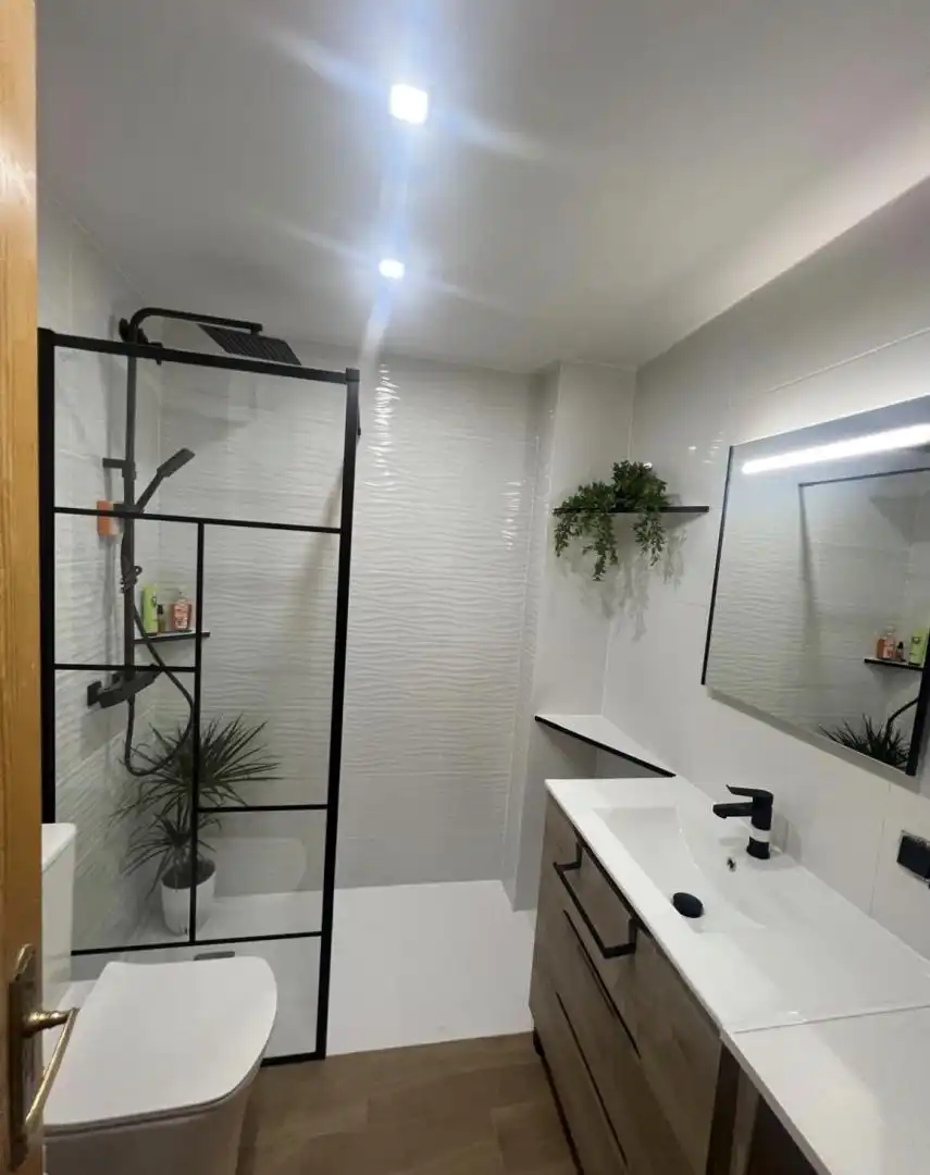 Flat for sale in Calle Villa Madrid, 21, Puerto Deportivo Bathroom of Flat for sale in Torrevieja with Air Conditioner, Heating and Swimming Pool