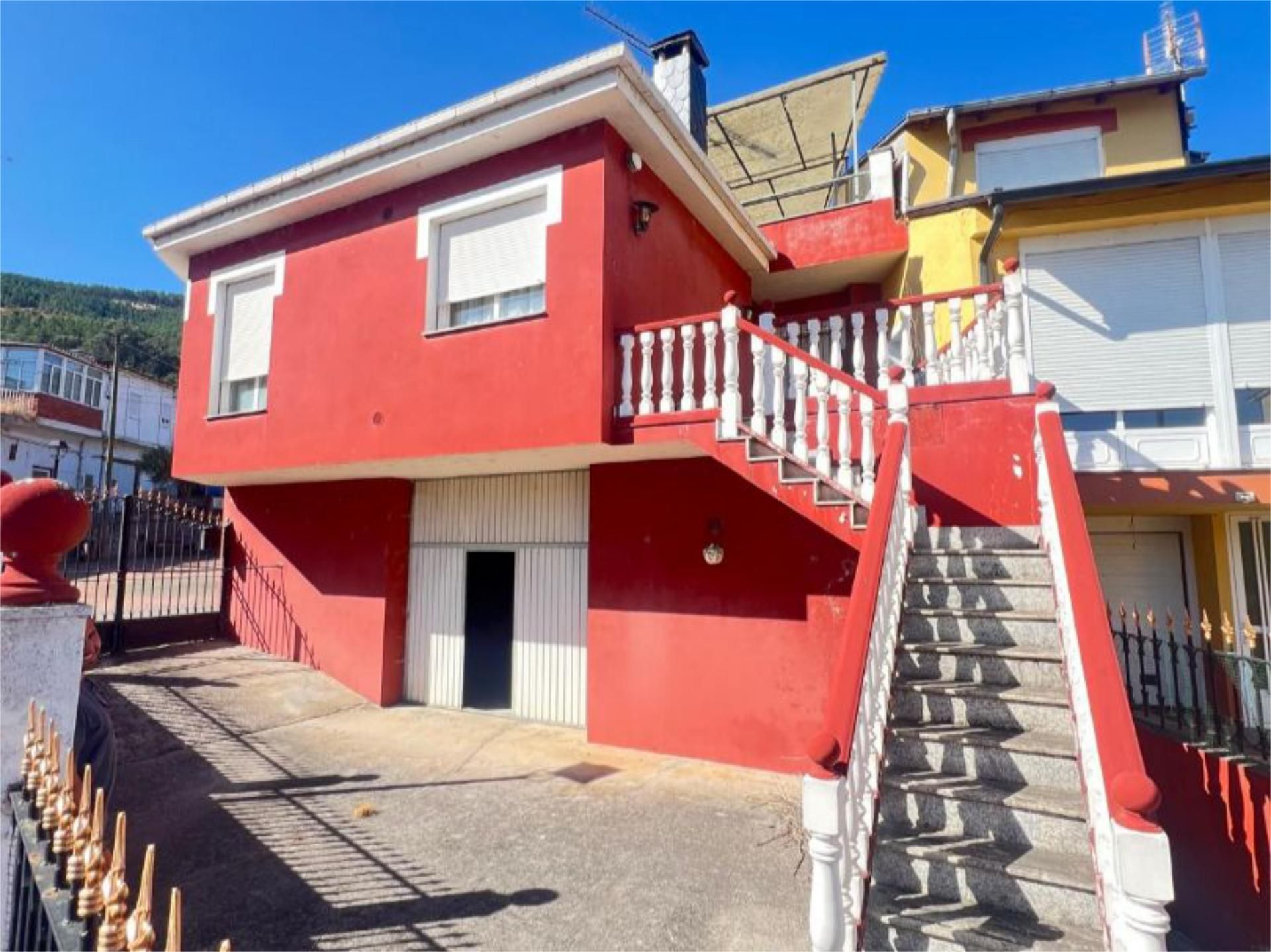 Vista exterior de Pis en venda en Quiroga amb Calefacció, Parquet i Terrassa