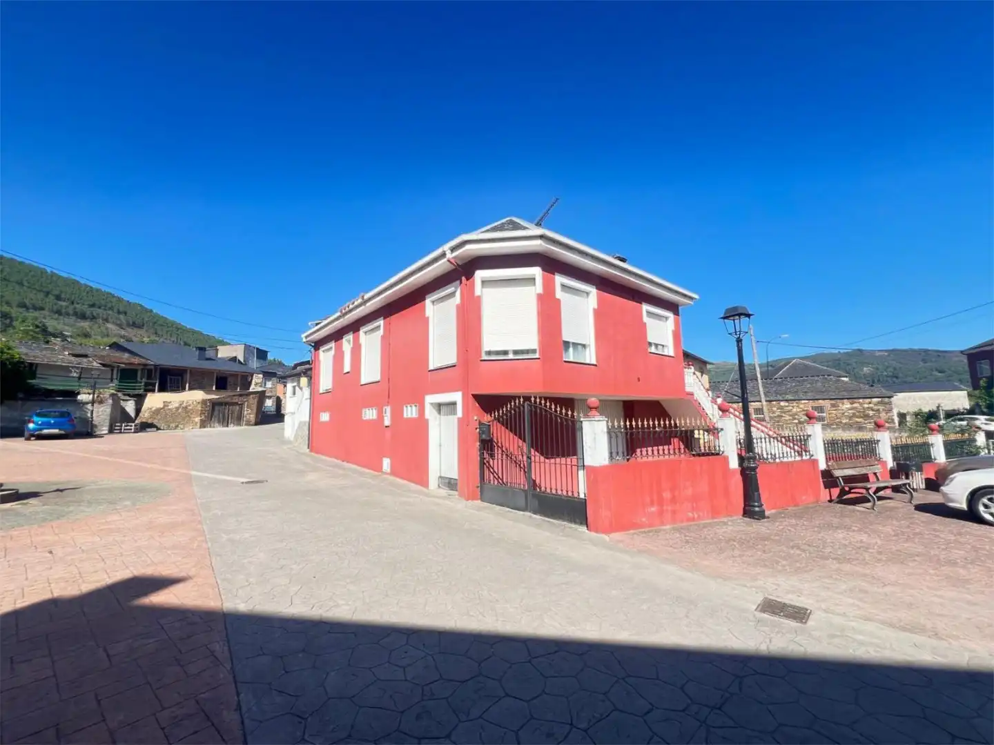 Vista exterior de Pis en venda en Quiroga amb Calefacció, Parquet i Terrassa