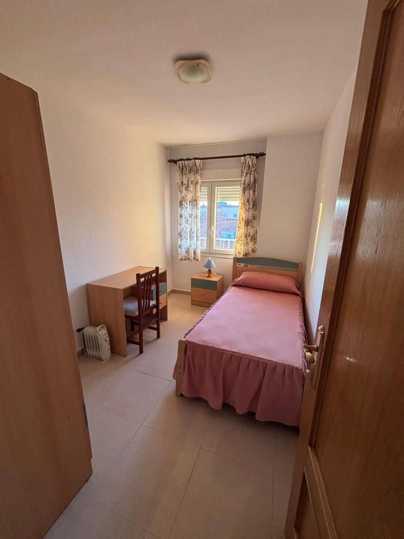 Bedroom of Flat for share in Badajoz Capital  with Furnished and Balcony