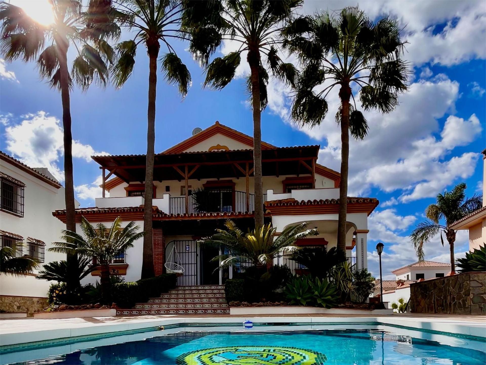 Vista exterior de Casa o xalet en venda en Alhaurín El Grande amb Aire condicionat, Calefacció i Jardí privat
