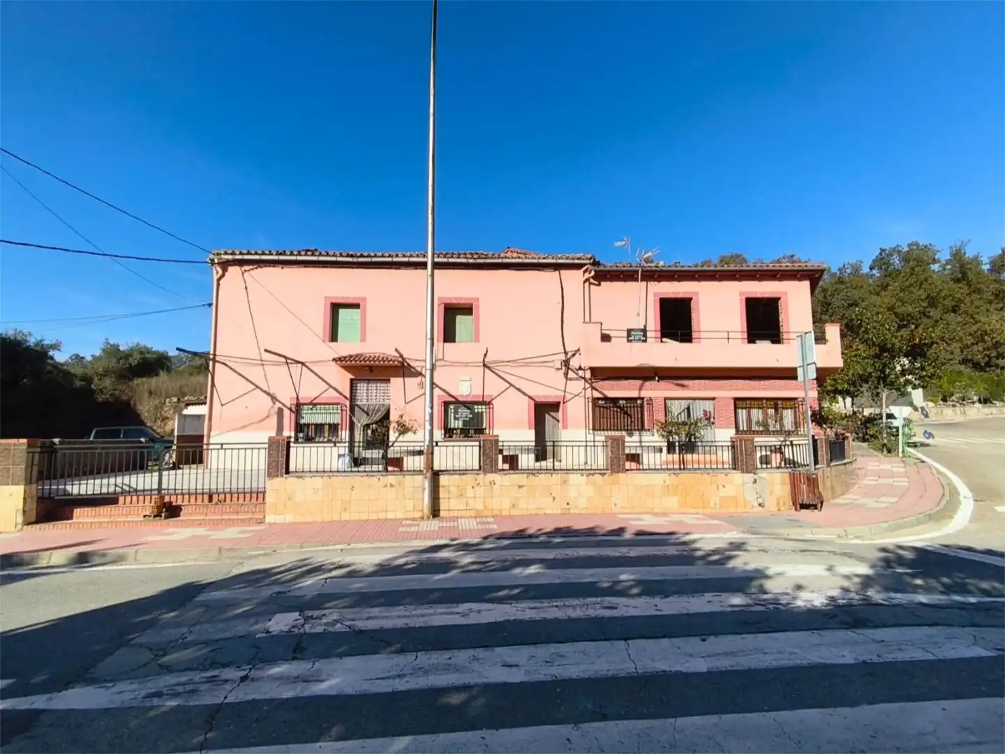 Casa adosada en venta en Avenida de la Constitución, 11, Cuacos de Yuste Vista exterior de Casa adosada en venta en Cuacos de Yuste con Terraza, Trastero y Balcón