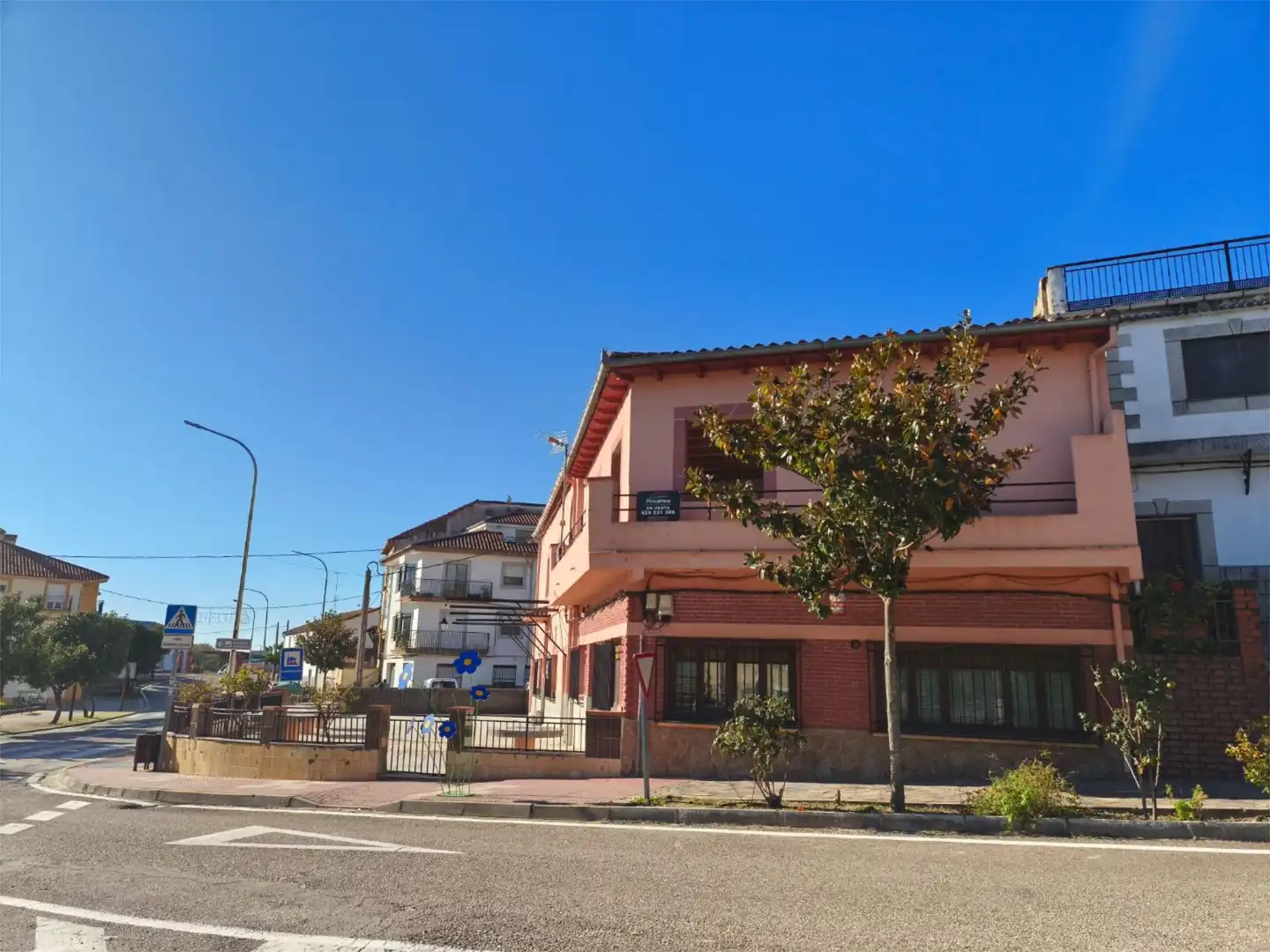 Casa adosada en venta en Avenida de la Constitución, 11, Cuacos de Yuste Vista exterior de Casa adosada en venta en Cuacos de Yuste con Terraza, Trastero y Balcón