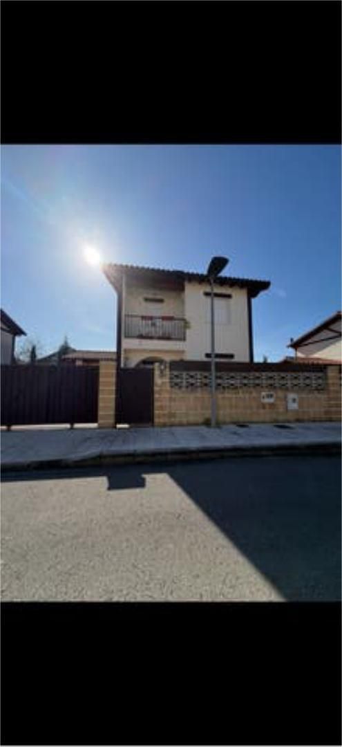 Vista exterior de Casa adosada en venda en Voto amb Calefacció, Jardí privat i Terrassa