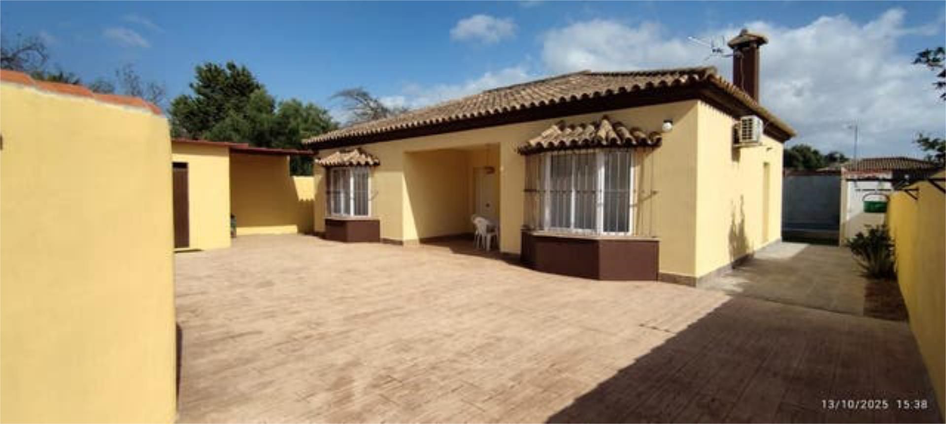 Exterior view of Single-family semi-detached for sale in Chiclana de la Frontera  with Terrace and Swimming Pool