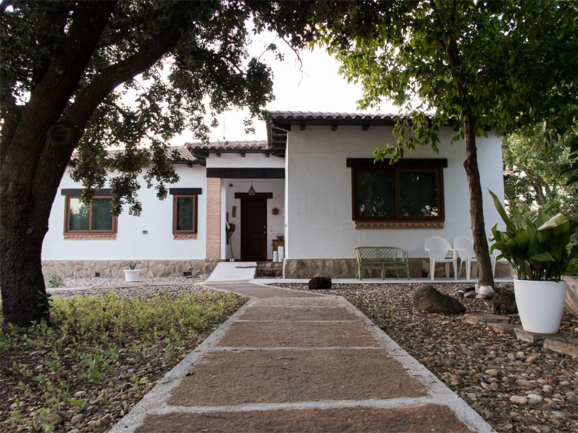 Vista exterior de Casa o xalet en venda en San Román de los Montes amb Aire condicionat, Calefacció i Jardí privat
