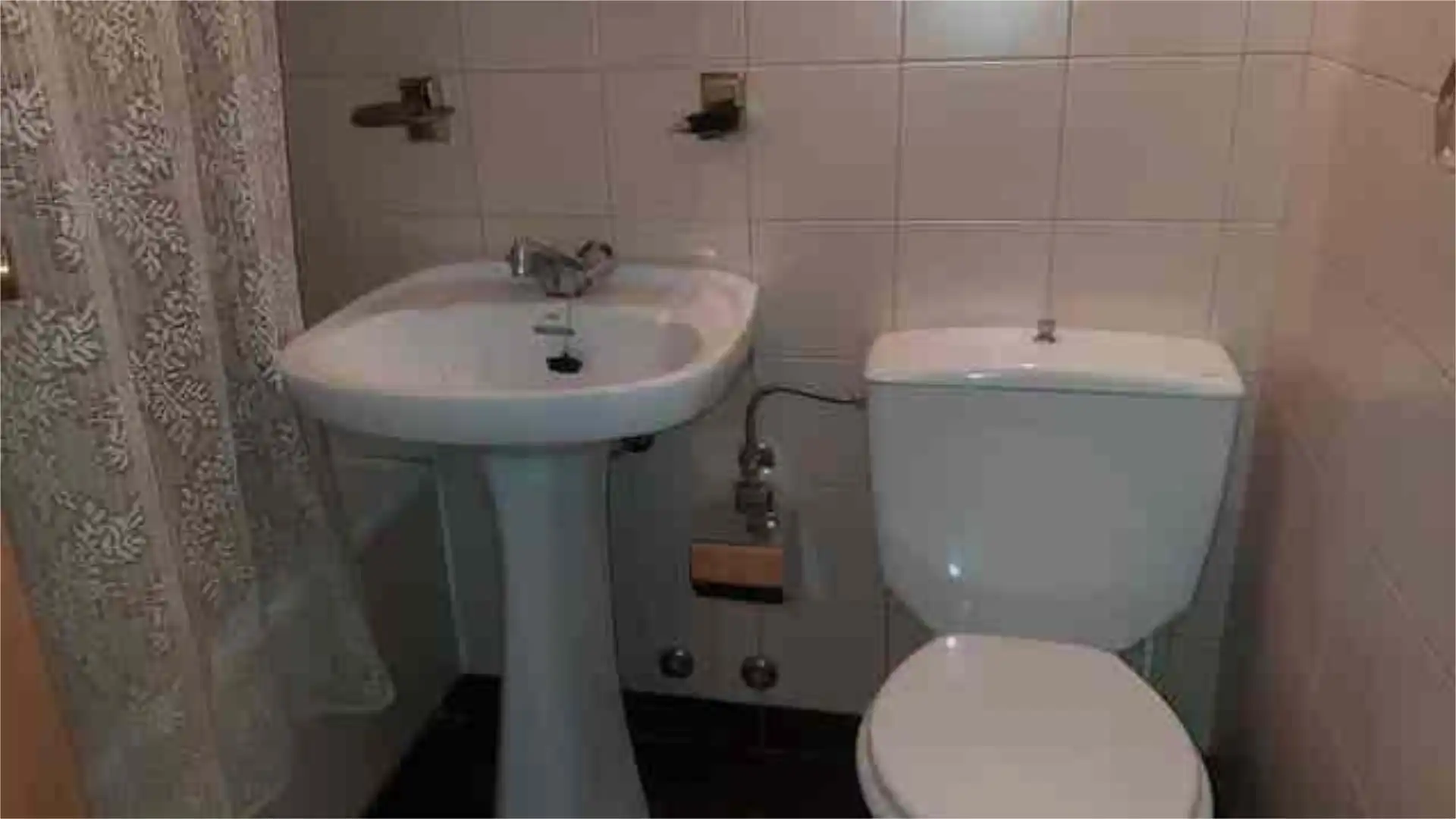Piso en venta en Entrevías Baño de Piso en venta en Madrid con Calefacción, Terraza y Trastero