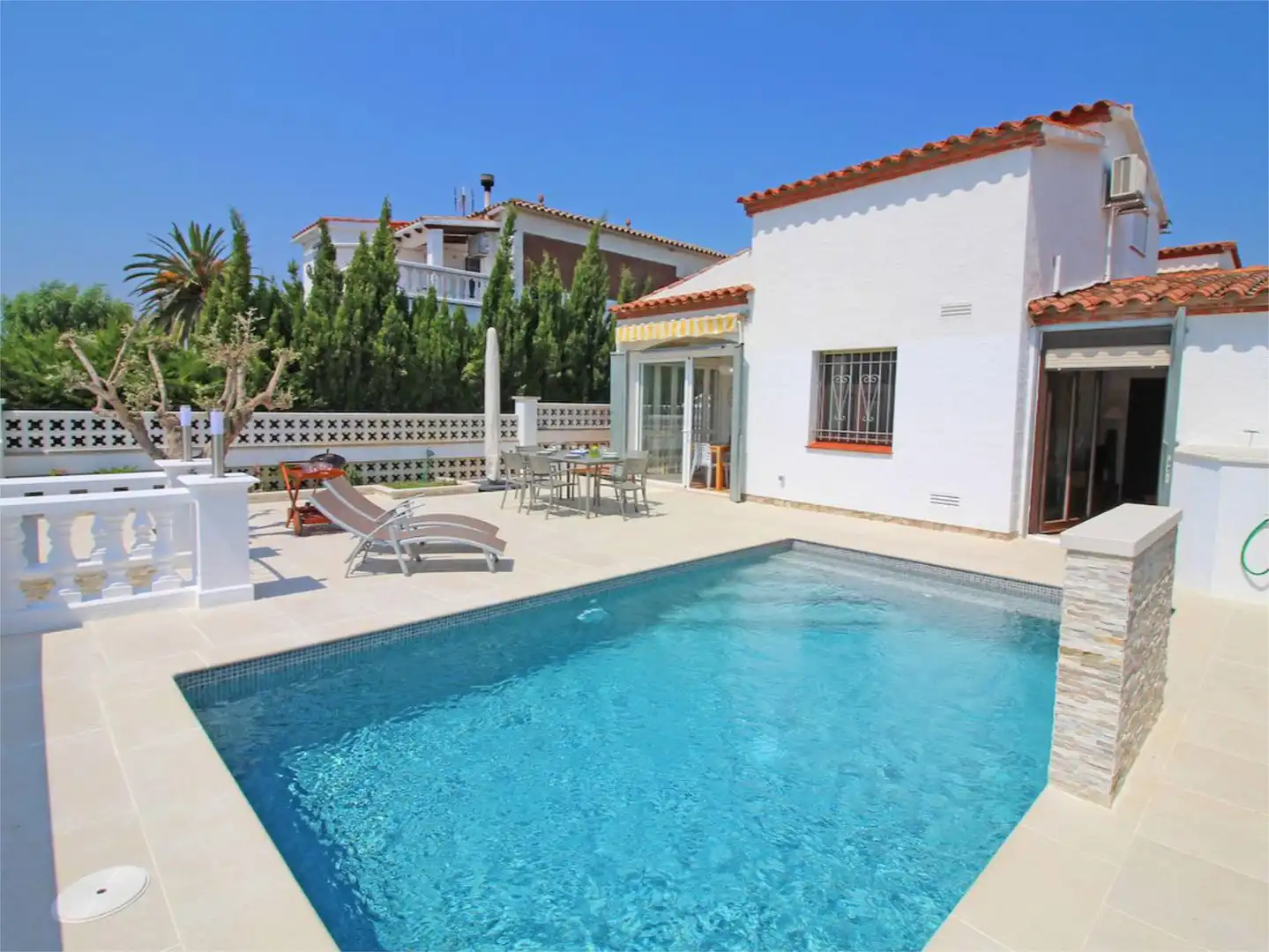 Detached homes for rent in Carrer Flamicell, 6, Tordera - Fluvià - Llobregat Swimming pool of Detached homes for rent in Empuriabrava with Parquet flooring and Furnished