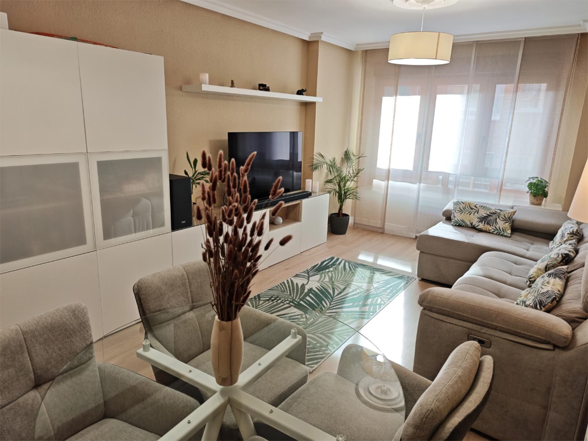 Sala de estar de Piso en venta en Oviedo  con Balcón