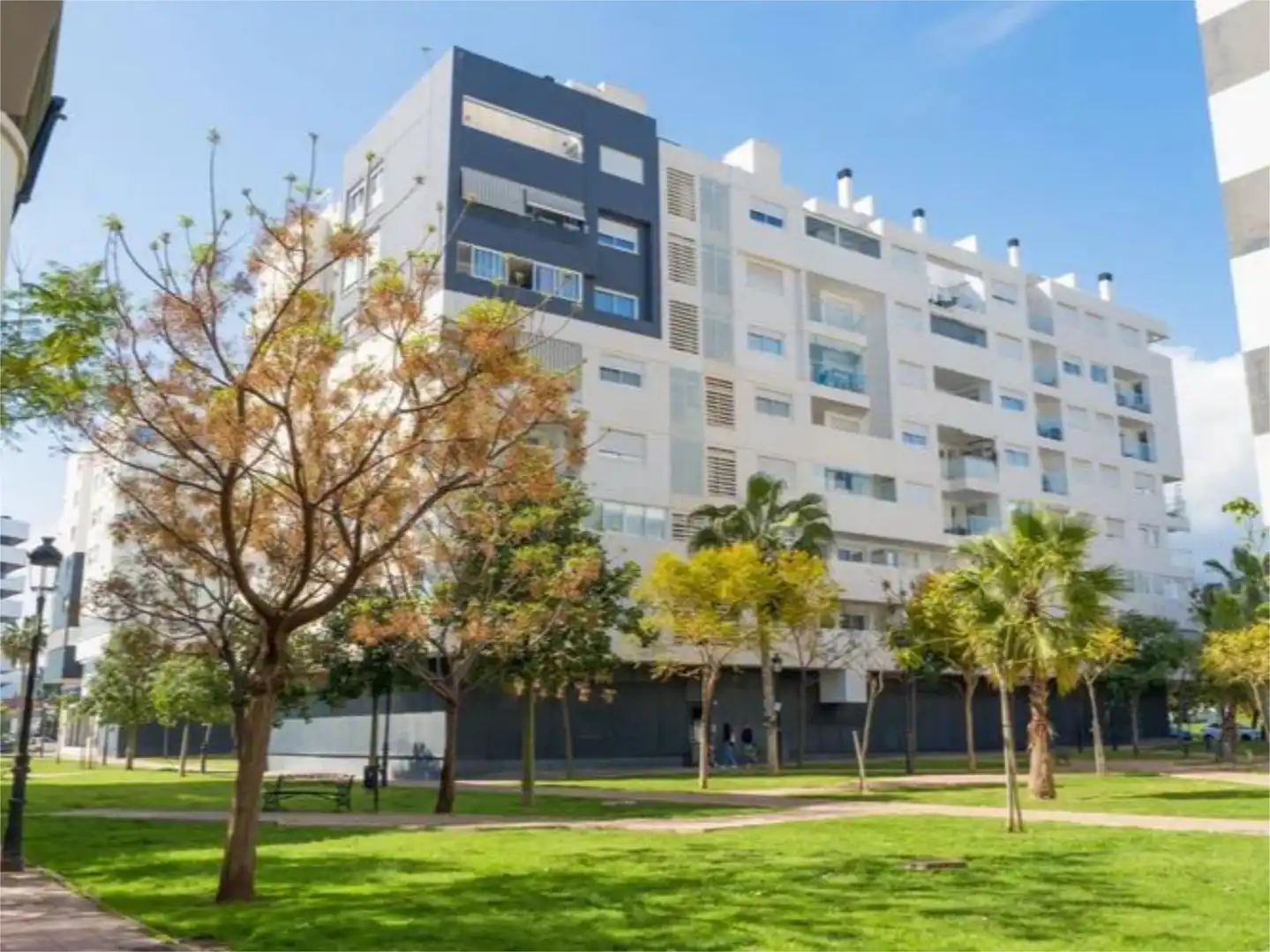 Piso en venta en Calle Parque Central, 2, Parque Central Vista exterior de Piso en venta en Estepona con Aire acondicionado, Terraza y Balcón