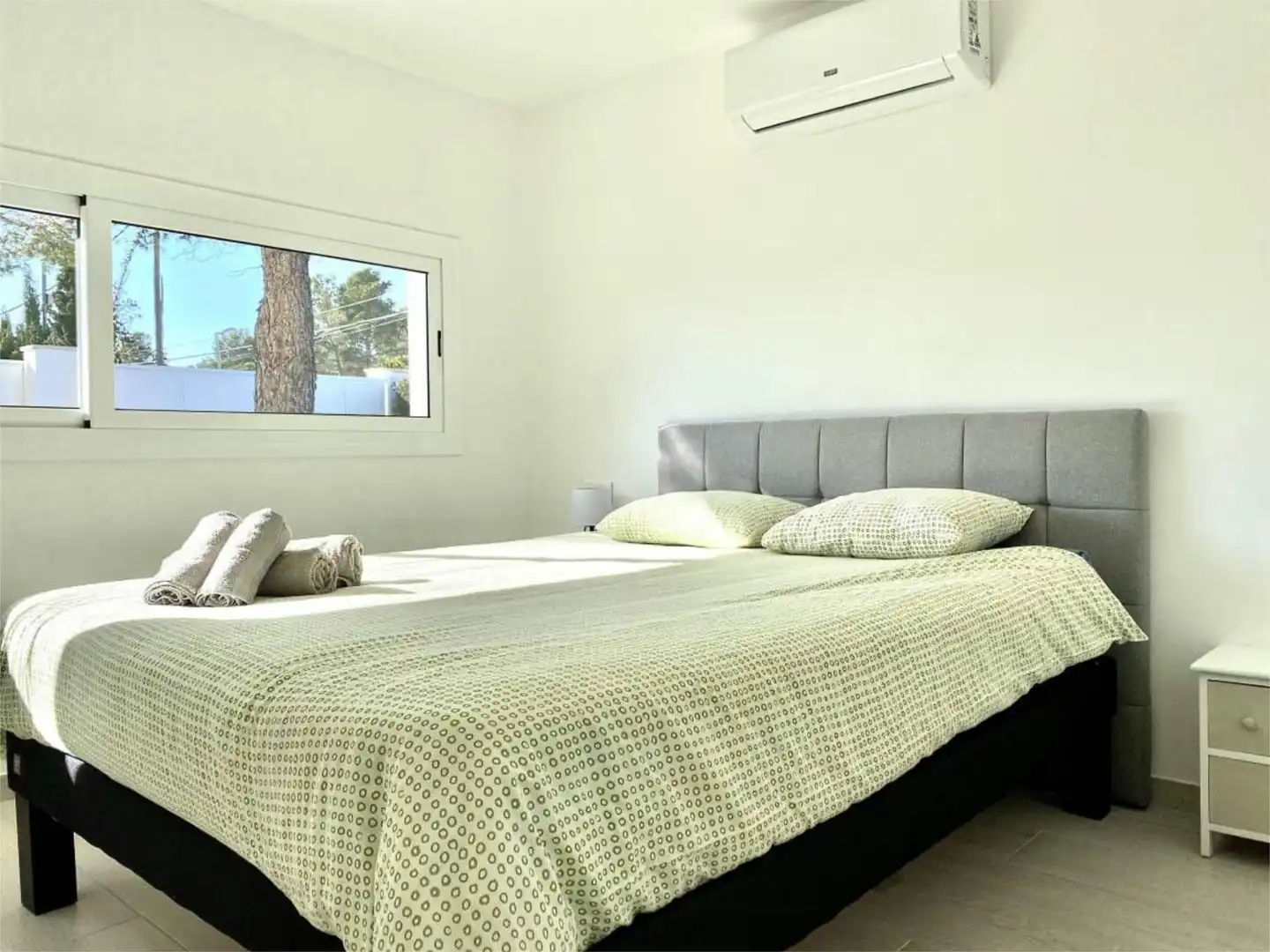 Haus oder Chalet zur Miete in Carrer Número Onze, 608, Les Tres Cales Schlafzimmer von Haus oder Chalet zur Miete in L'Ametlla de Mar mit Klimaanlage, Heizung und Privatgarten