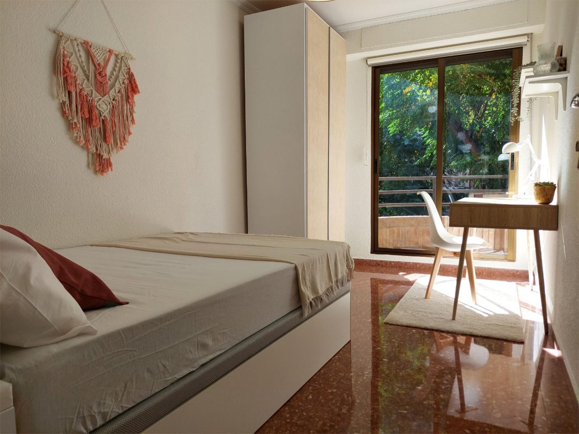 Bedroom of Flat for share in Torrent  with Furnished and Balcony