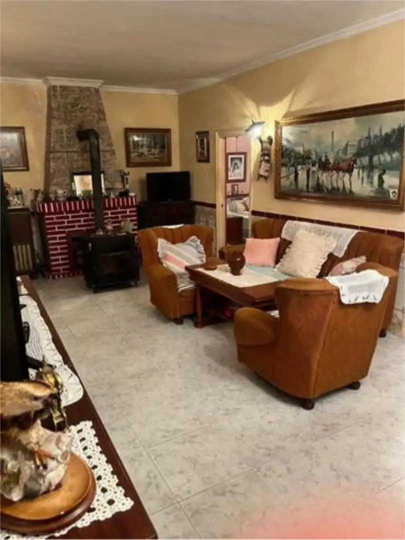 Casa adosada en venta en Villanueva de Alcorón Sala de estar de Casa adosada en venta en Villanueva de Alcorón con Calefacción, Jardín privado y Amueblado