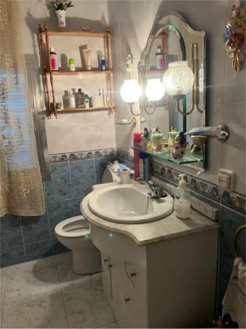Casa adosada en venta en Villanueva de Alcorón Baño de Casa adosada en venta en Villanueva de Alcorón con Calefacción, Jardín privado y Amueblado