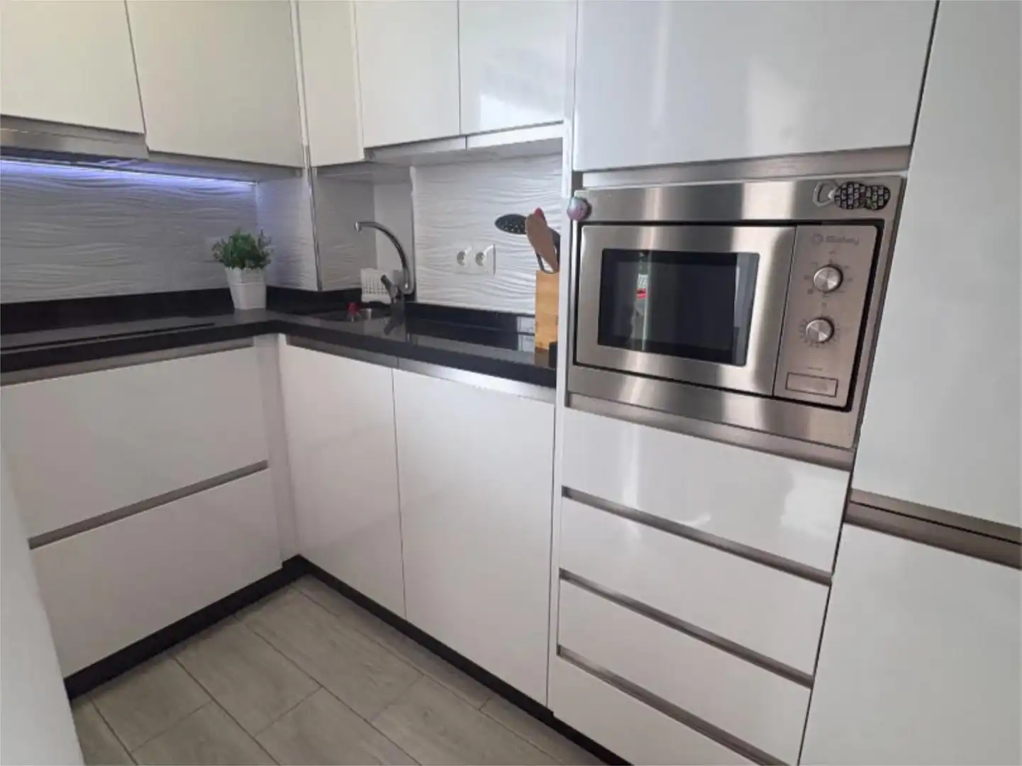 Piso de alquiler en Calle Lamo de Espinosa, 8, Puerto Deportivo Cocina de Piso de alquiler en Fuengirola con Aire acondicionado, Calefacción y Jardín privado