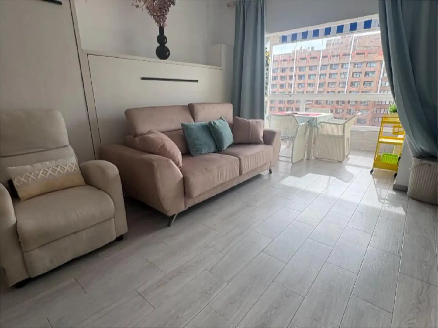 Piso de alquiler en Calle Lamo de Espinosa, 8, Puerto Deportivo Sala de estar de Piso de alquiler en Fuengirola con Aire acondicionado, Calefacción y Jardín privado
