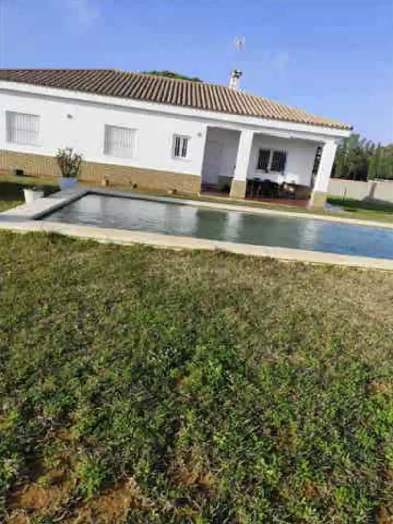 Piscina de Casa adosada en venda en Chiclana de la Frontera