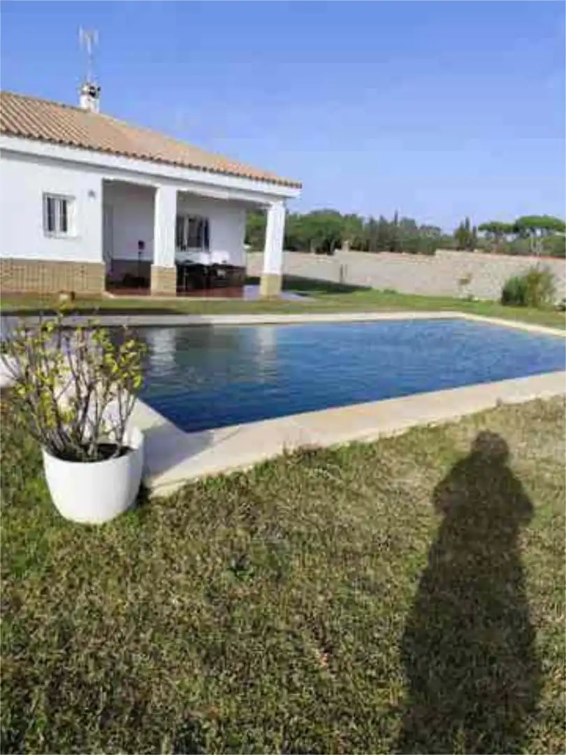 Piscina de Casa adosada en venda en Chiclana de la Frontera
