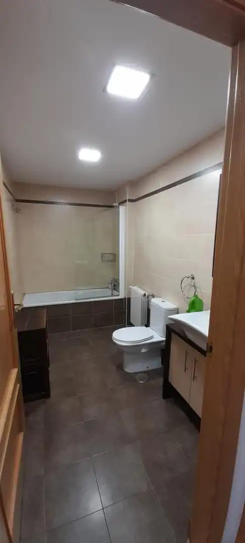 Flat for rent in Calle Teresa de Calcuta, 1, Aguas Vivas - La Zambomba Bathroom of Flat for rent in Cáceres with Air Conditioner, Heating and Private garden