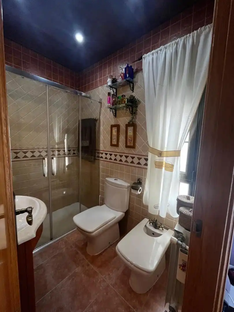 Casa adosada en venda a Plaza de la Constitución, 2, Ribatejada Bany de Casa adosada en venda en Ribatejada amb Aire condicionat, Calefacció i Jardí privat