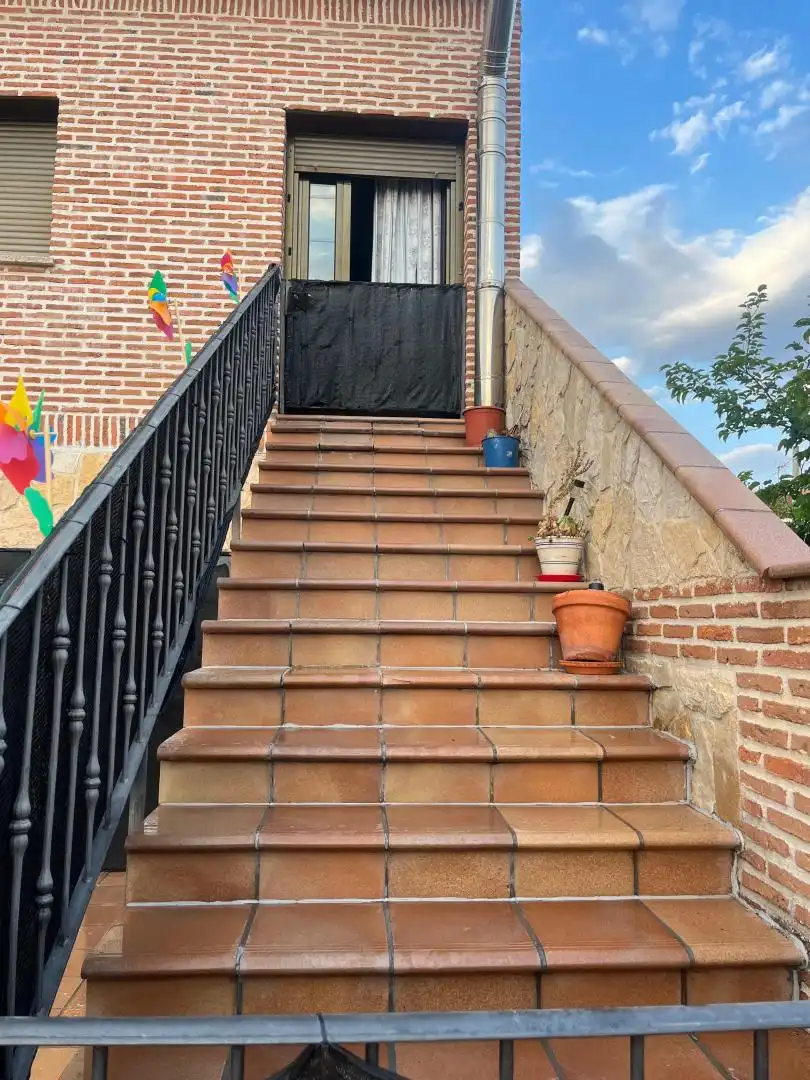 Casa adosada en venda a Plaza de la Constitución, 2, Ribatejada Vista exterior de Casa adosada en venda en Ribatejada amb Aire condicionat, Calefacció i Jardí privat