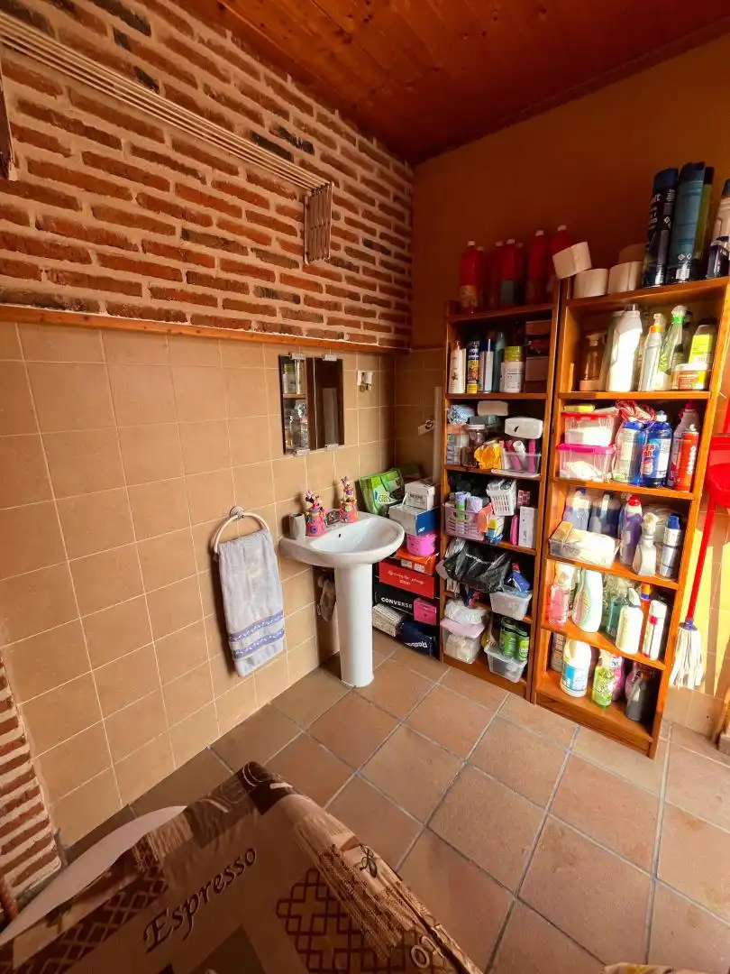 Casa adosada en venda a Plaza de la Constitución, 2, Ribatejada Bany de Casa adosada en venda en Ribatejada amb Aire condicionat, Calefacció i Jardí privat