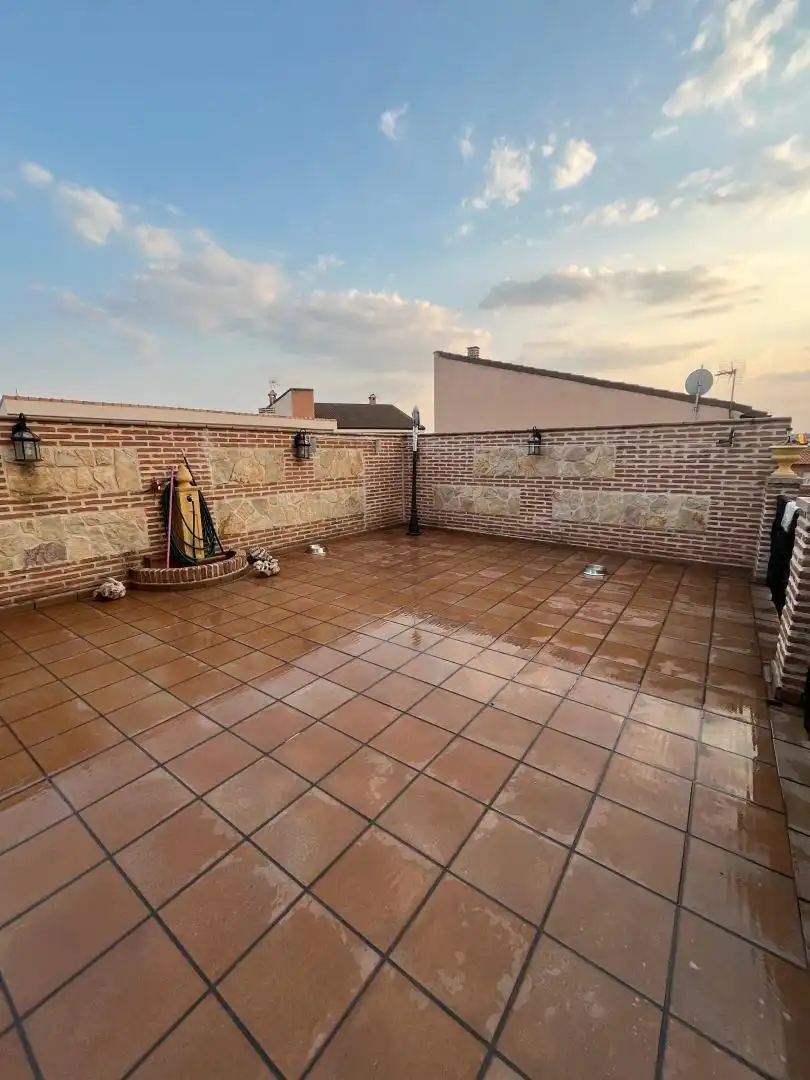 Casa adosada en venda a Plaza de la Constitución, 2, Ribatejada Terrassa de Casa adosada en venda en Ribatejada amb Aire condicionat, Calefacció i Jardí privat