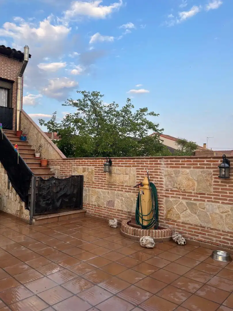 Casa adosada en venda a Plaza de la Constitución, 2, Ribatejada Terrassa de Casa adosada en venda en Ribatejada amb Aire condicionat, Calefacció i Jardí privat