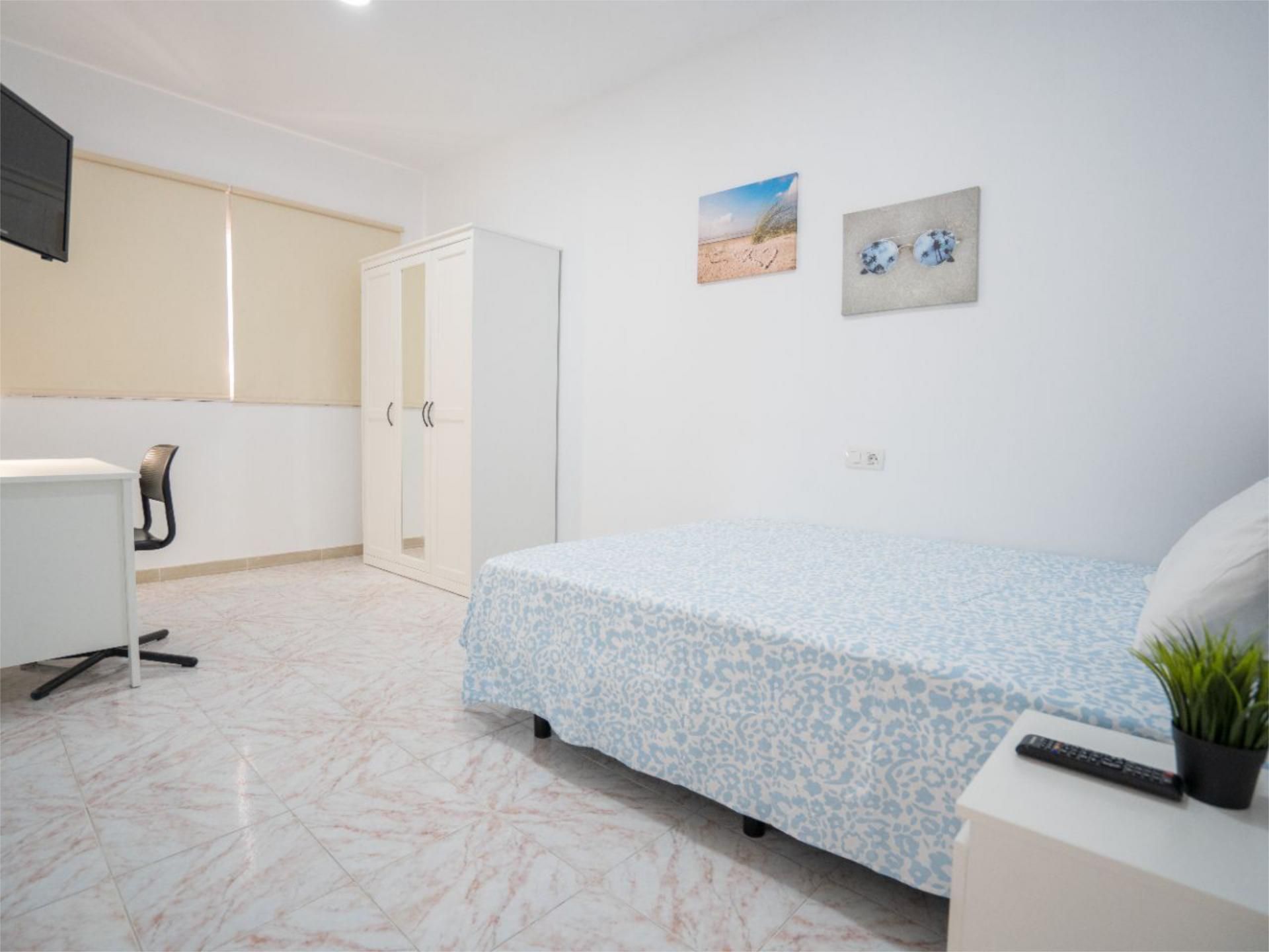 Room in Calle Rodrigo de Triana, 1, Taco - Los Andenes - Las Chumbreras Bedroom of Flat for share in San Cristóbal de la Laguna with Terrace and Furnished