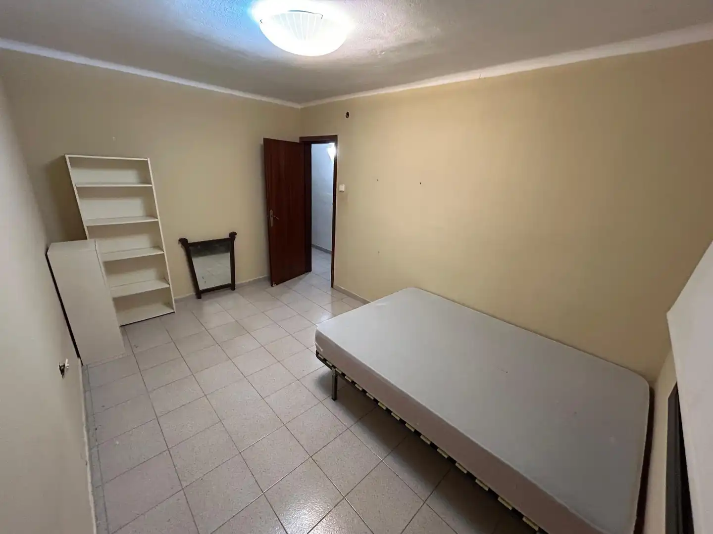 Bedroom of Flat for share in L'Hospitalet de Llobregat  with Furnished, Community parking and Balcony