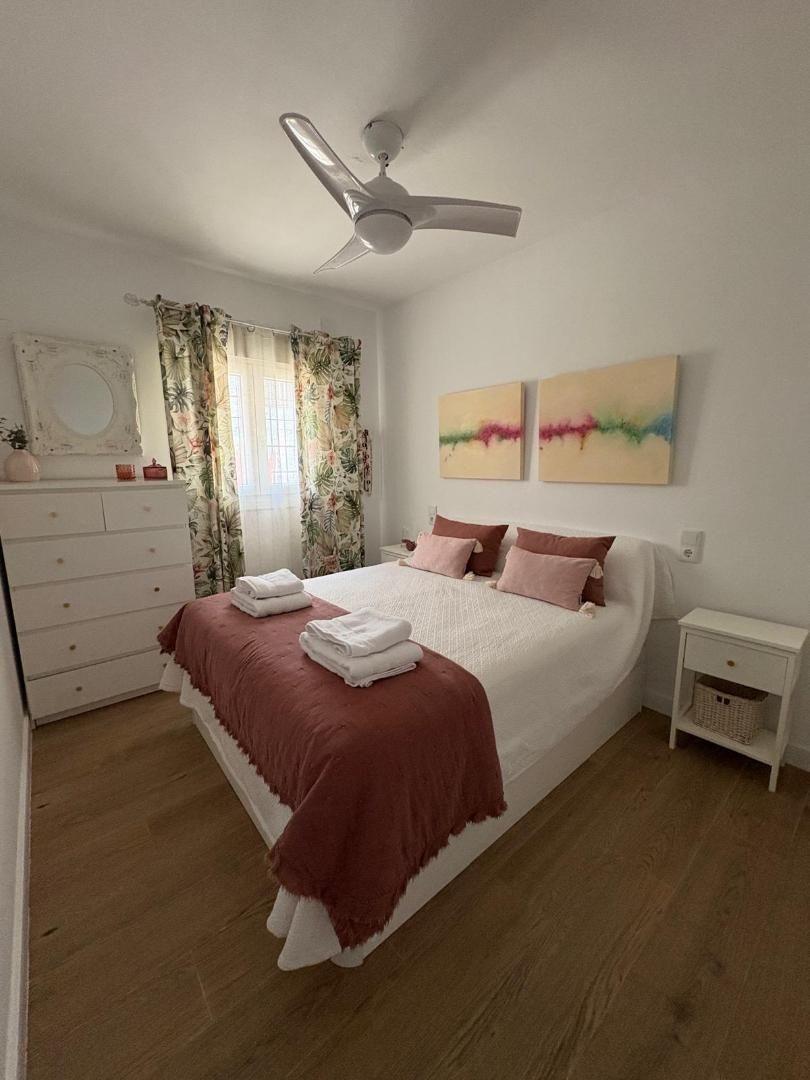 Dormitori de Pis de lloguer en  Sevilla Capital amb Aire condicionat, Calefacció i Moblat